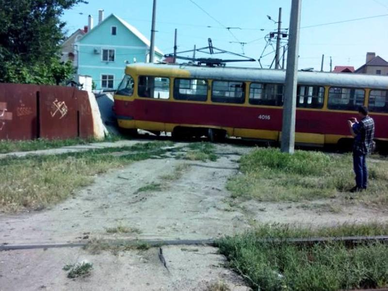 В Одессе трамвай влетел в забор частного дома