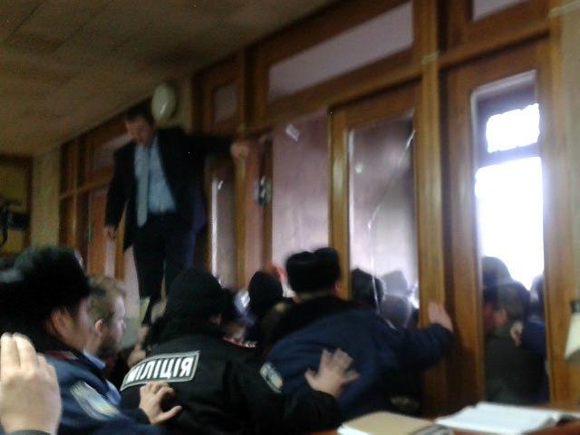 В зале облсовета началась потасовка