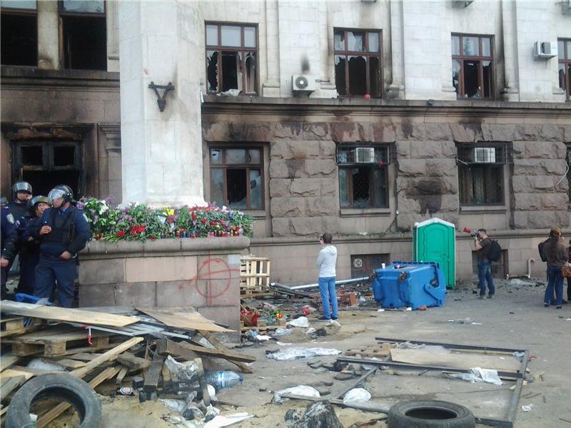 Второй день траура на Куликовом поле: цветы, свечи, милиция ФОТО