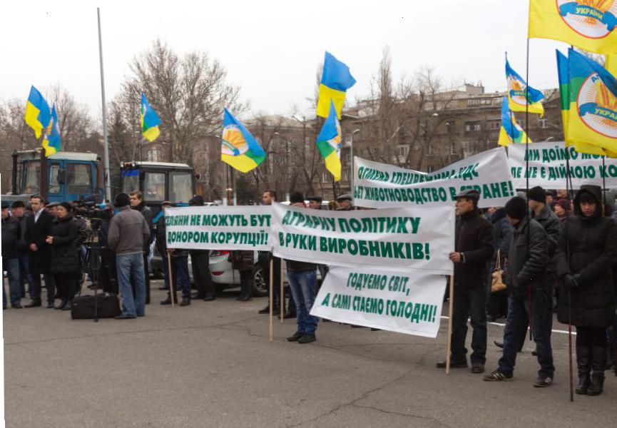 Под Одесским облсоветом недовольные аграрии устроили бунт